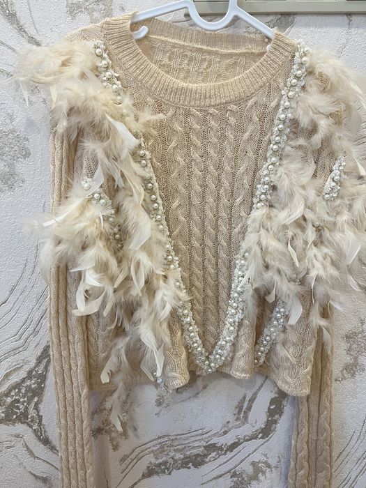 Блуза с естествени пера и перли