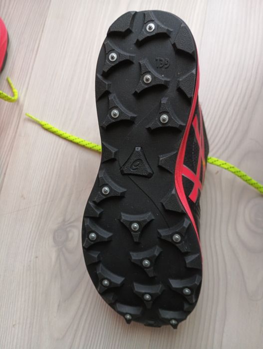 Спортни обувки с шпайкови