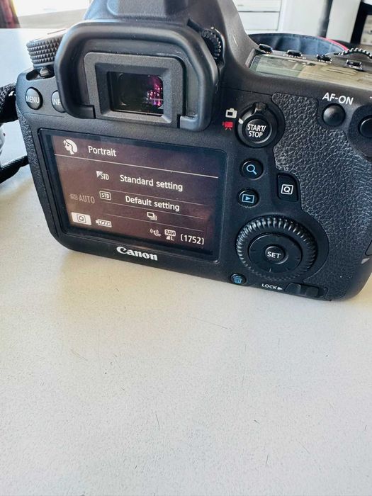 Фотоапарат CANON EOS 6D Mark 2 с четири обектива