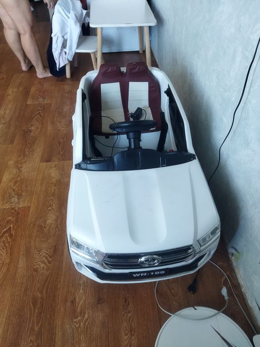 Детская машинка на акамуляторе