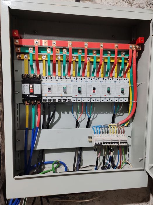 Quyosh paneli elektr avtola zaratchik Elektirik hizmatlari prafesonal