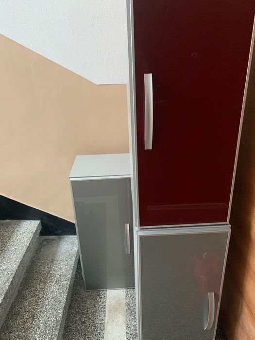 Шкафчета 1 брой бял цвят,другите са сиви на цвят.