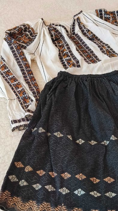 Costum popular cusut manual