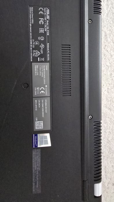 Asus Vivobook 17,intel pentium silver,4 gb ram,1 tb hdd