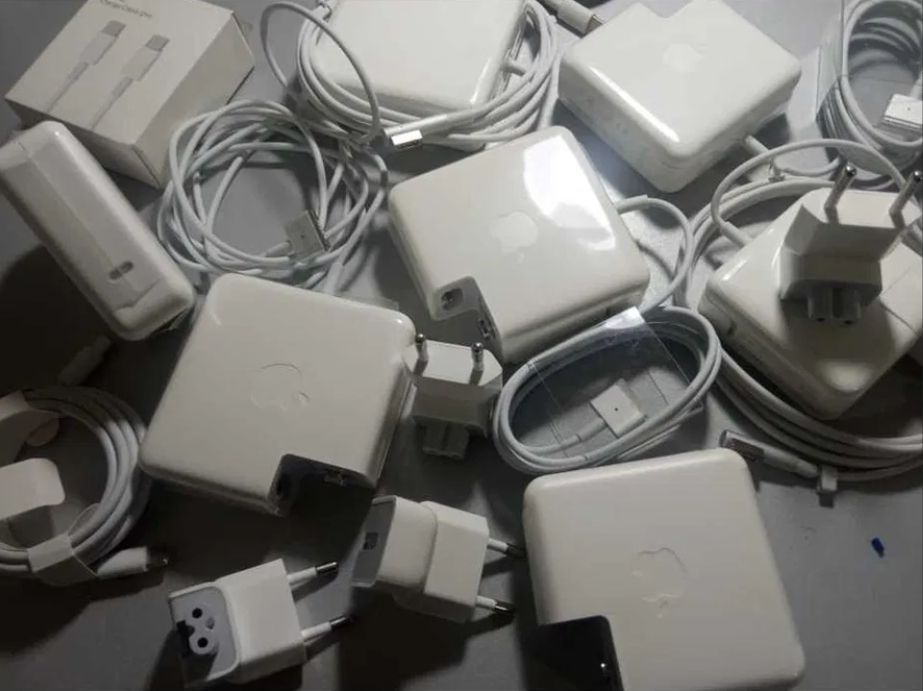 , на MacBook 85W - зарядка, блок питания