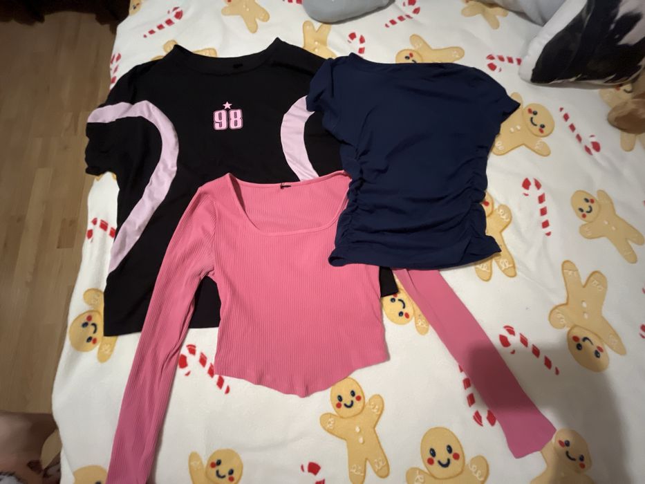 Комплект от две тениски и една блуза с дълъг ръкав.