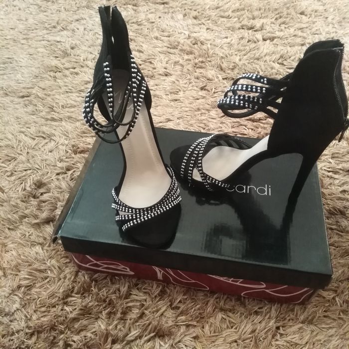 Продам туфли новые