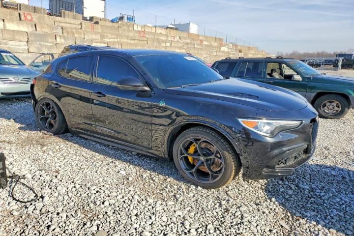 Dezmembrez Alfa Romeo Stelvio 949