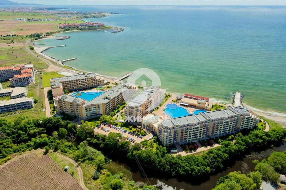 Тристаен апартамент на ПЪРВА ЛИНИЯ в к-с „Мидия“, гр. Ахелой