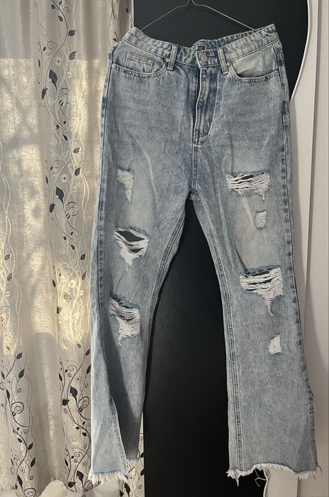 Blugi evazati, noi cu eticheta