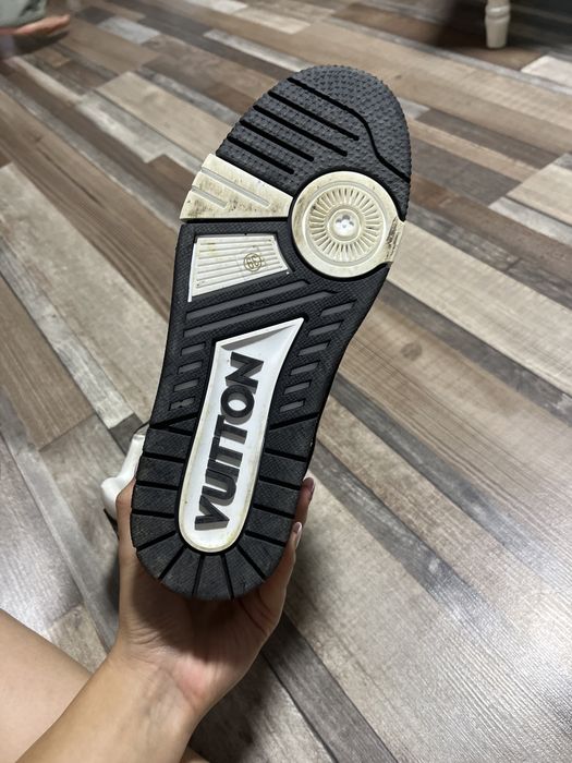 adidasi lv purtati de 3 ori