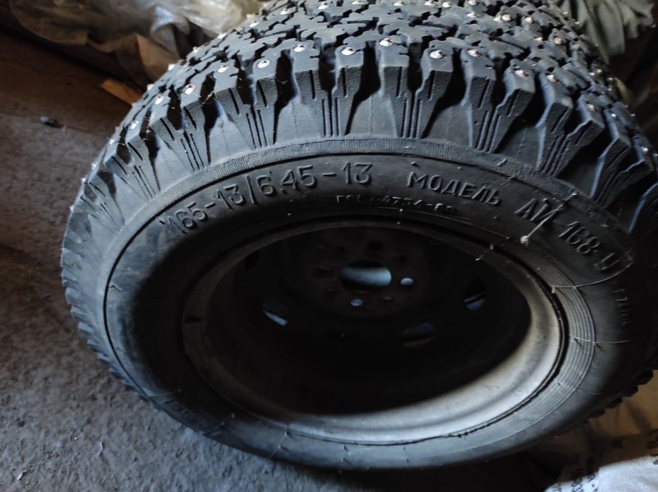 Продам 2 шипованных колеса с дисками