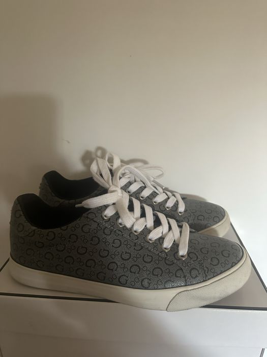 Обувки Guess.