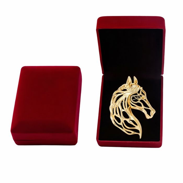 Брошка годината на коня позлатена
