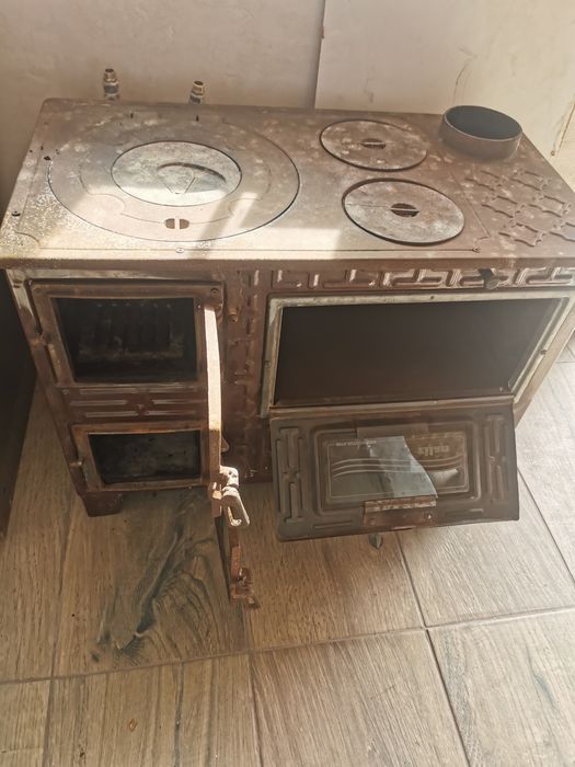 Sobă pe lemne cu plită de fontă cu trei ochiuri și cuptor de gătit