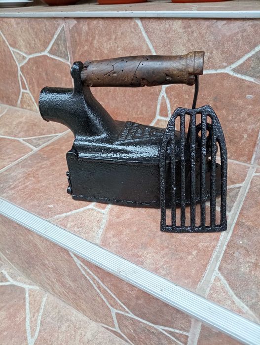 Vând fier calcat vechi  cu horn, ( model franțuzesc).