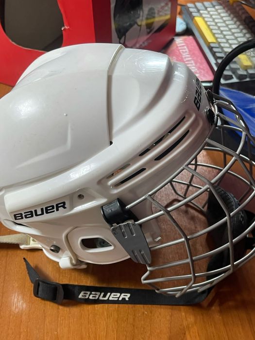 Продам хоккейный шлем