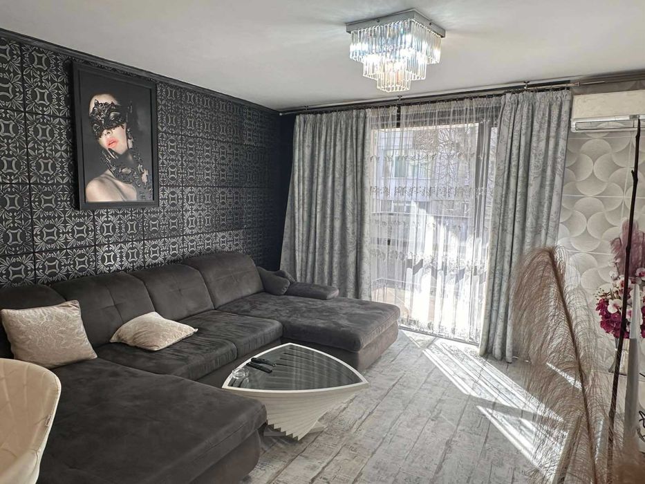 Луксозно обзаведен Тристаен апартамент с 2 паркоместа , ж.к. Левски