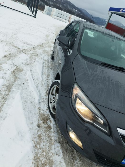 Vând Opel Astra J