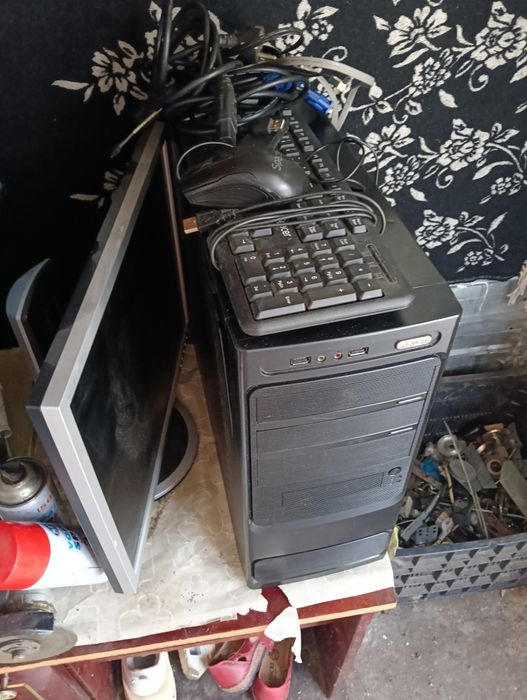 Vând schimb PC  complet.