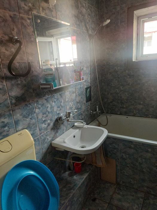 Vand apartament situat un cartierul Noua