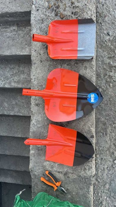 В продаже лопаты