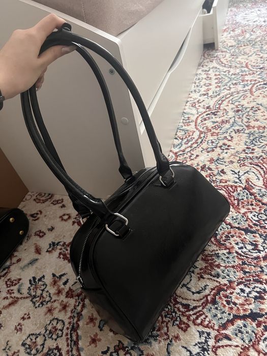 черная лакированная сумочка