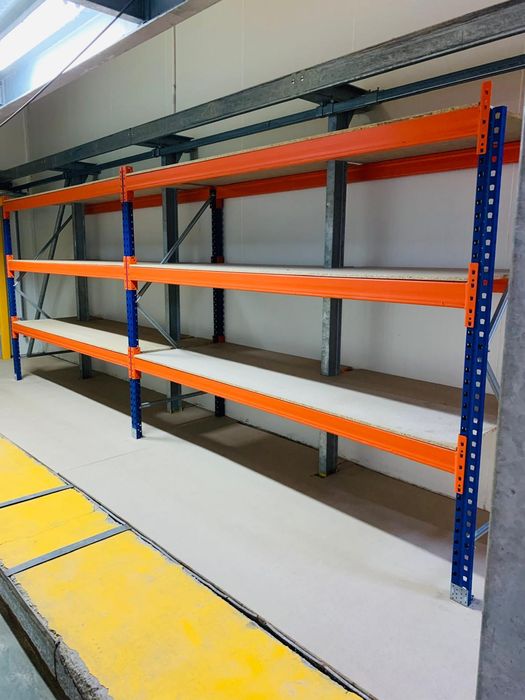 Echipare hala cu rafturi metalice industriale pentru paleti