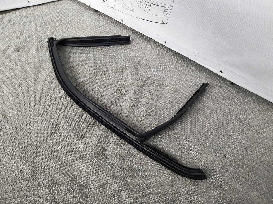 Cheder / Garnitură Geam Ușă Față Dreapta Jeep Compass 2017-2026 Cod OEM 68242110AE (1C4)