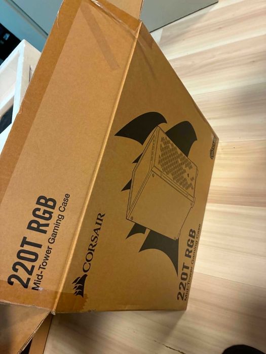 Компютърна кутия Corsair 220TRGB