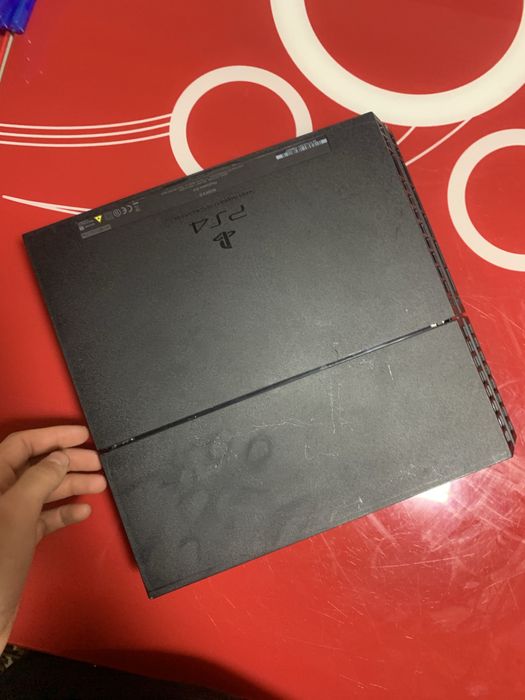 Vand Playstation 4 1 tb  2 manete si 5 jocuri