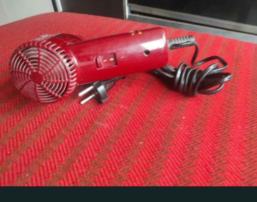 Foehn, fohn pentru uscat părul, foarte mic, robust și foarte practic, în perfectă stare de funcționare.