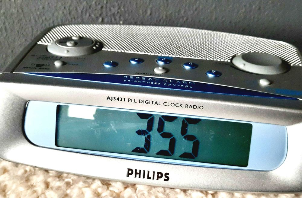 Philips радио часовник