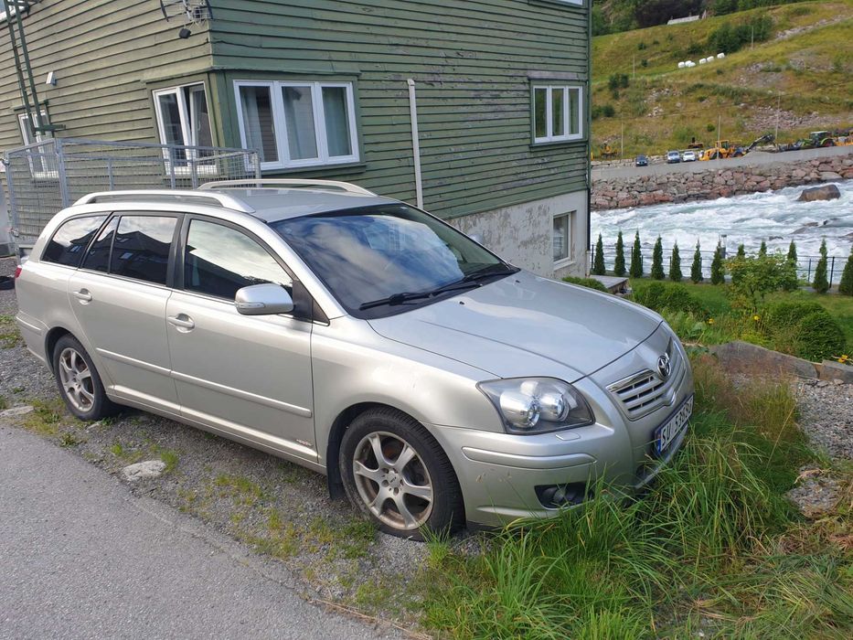 Vând Toyota Avensis