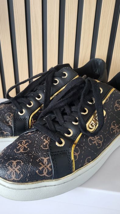 Спортно -елегантни кецове GUESS