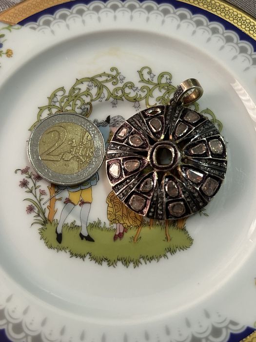 Златна висулка със сребро и диаманти по нея