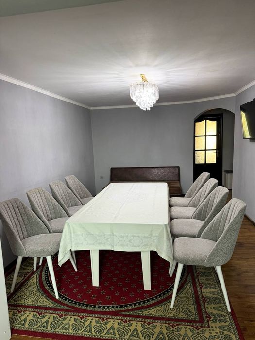 Стол с 8 стульями