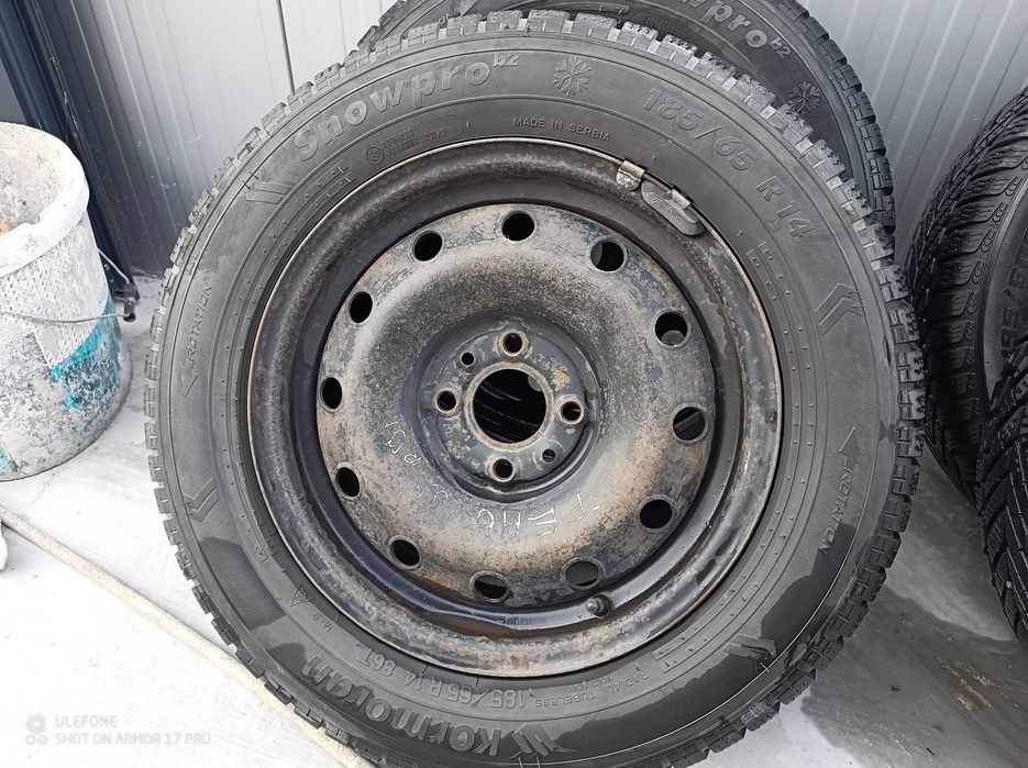 Гуми- 4 зимни 15ки, 4 летни 15ки и 2 зимни 14 ми ки