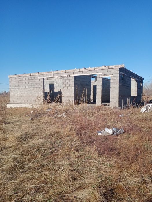 Участок с недостроенным домом