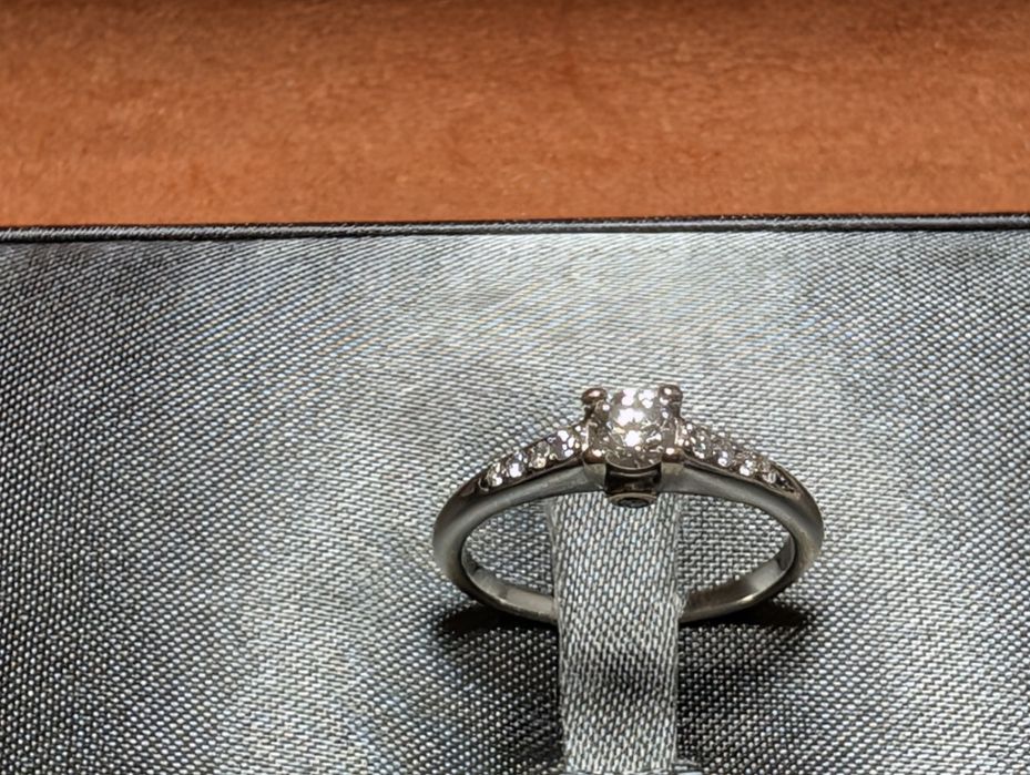 Годежен  пръстен с диаманти