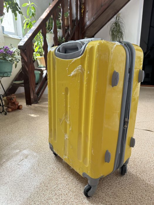 Продам чемодан размер М