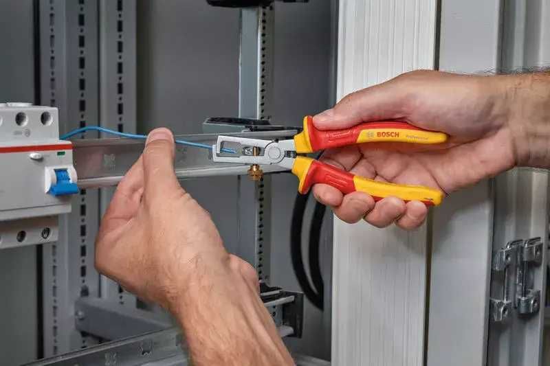 ПРОМОЦИЯ!Клещи за оголване на кабели 160 mm изолирани VDE Bosch