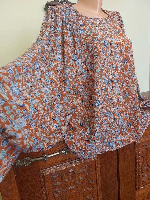 Bluza romantica noua  din vascoza, cu niște maneci superbe, foarte ample,