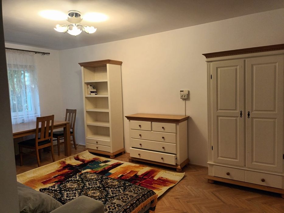 Închiriez apartament 3 camere