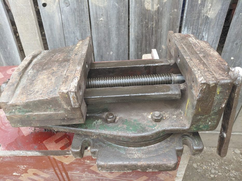 Vând menghina auto  de 80 kg