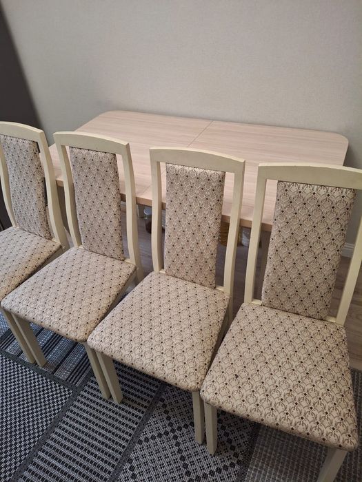 Стол и стулья в отличном состоянии