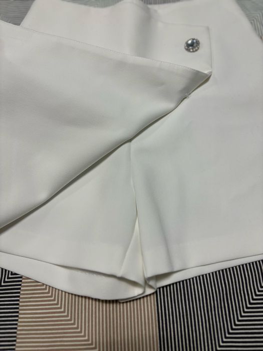 Бяла пола-панталон