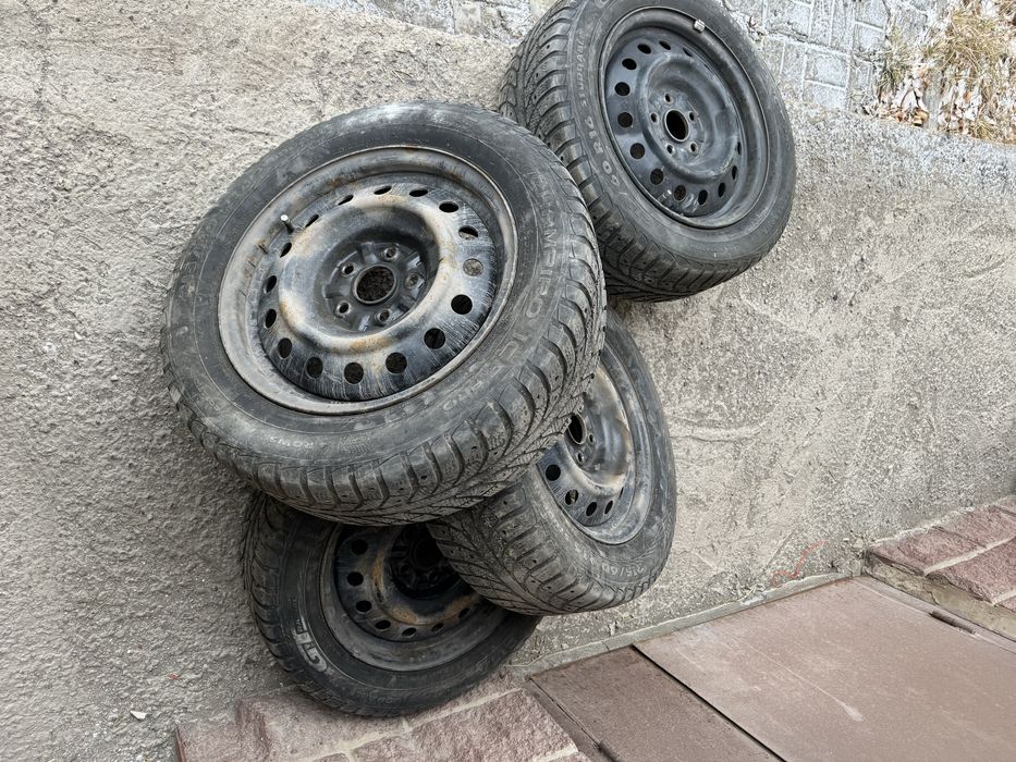 Продам шины с дисками от камри