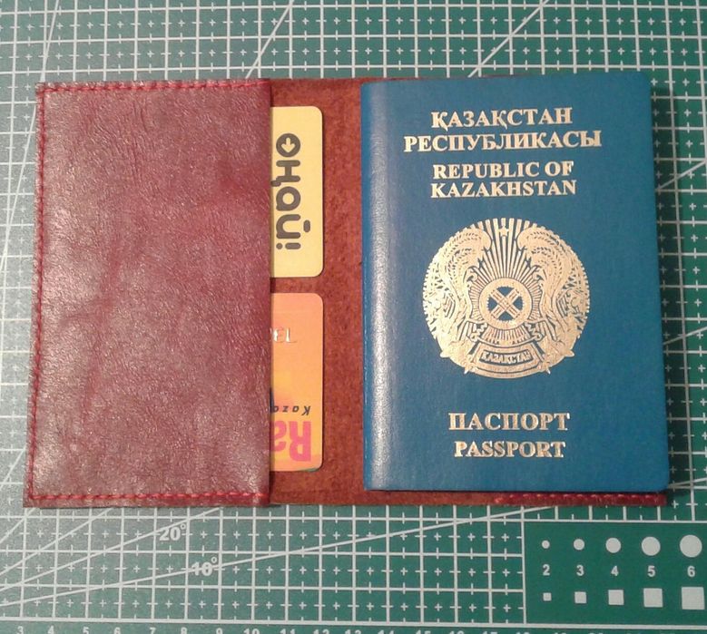 Кожаный чехол для паспорта