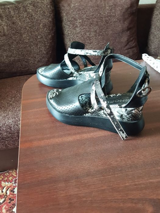 Vand o pereche de sandale